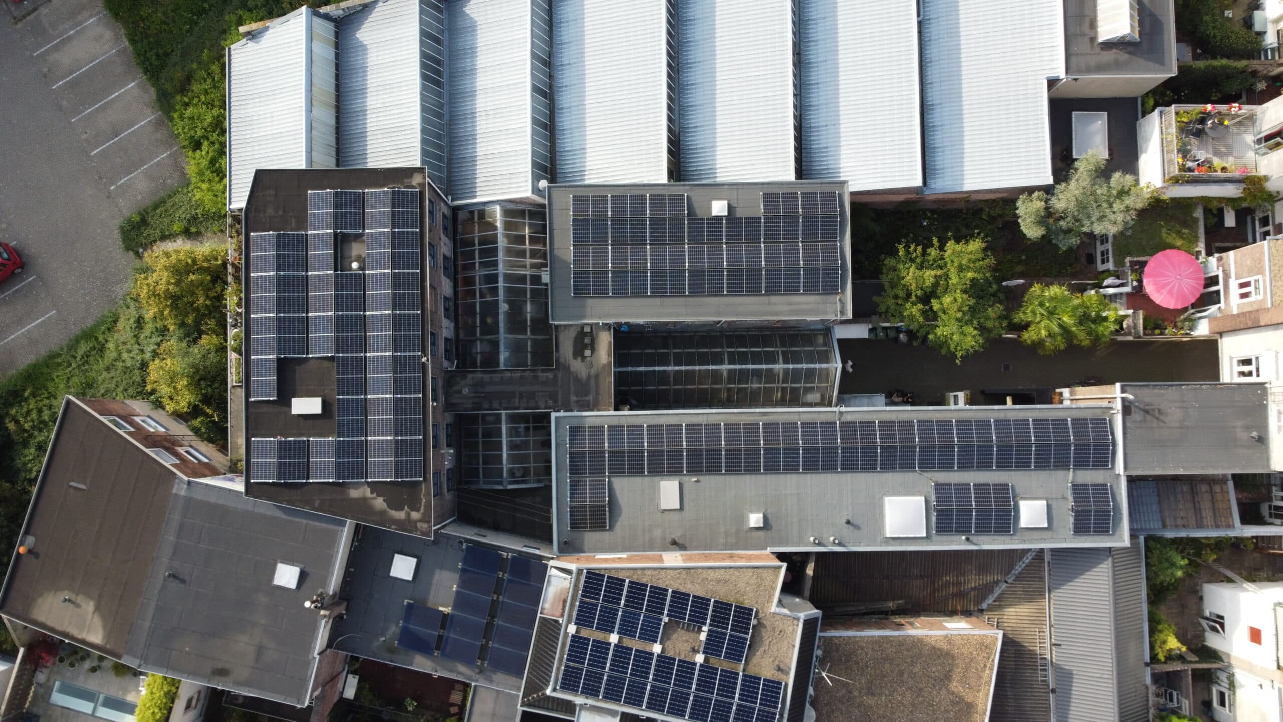 Paraplufabriek van bovenaf met zonnepanelen