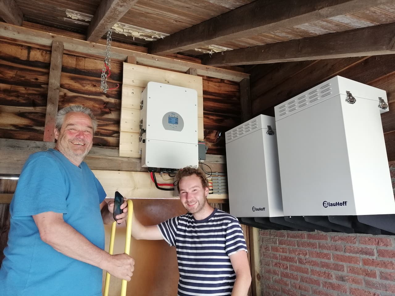 Henk kuiper naast zijn 20 kWh Blauhoff batterij en onze elektricien