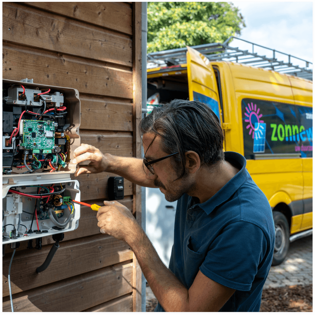 Installatie door monteur met op de achtegrond de ZW bus