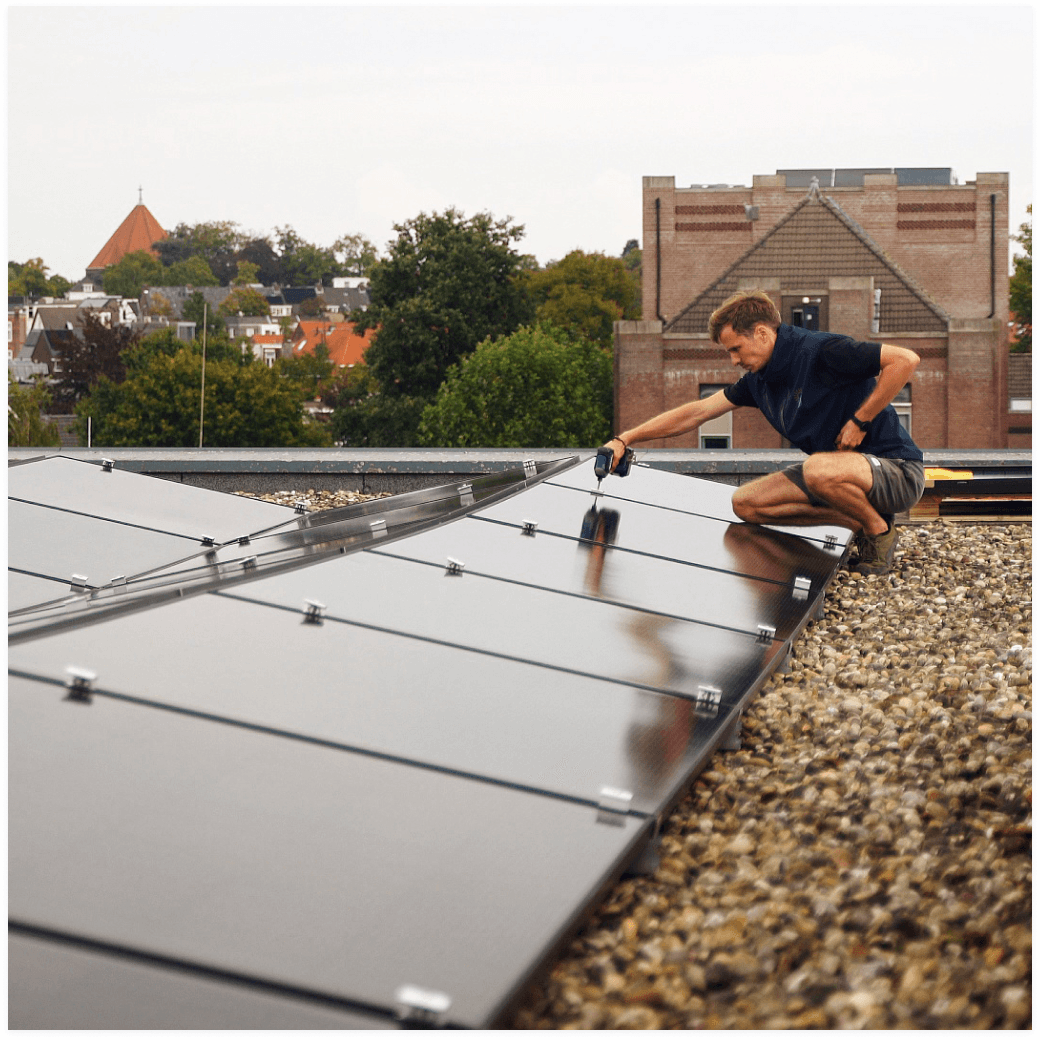 Installatie zonnepaneel monteur zakelijk