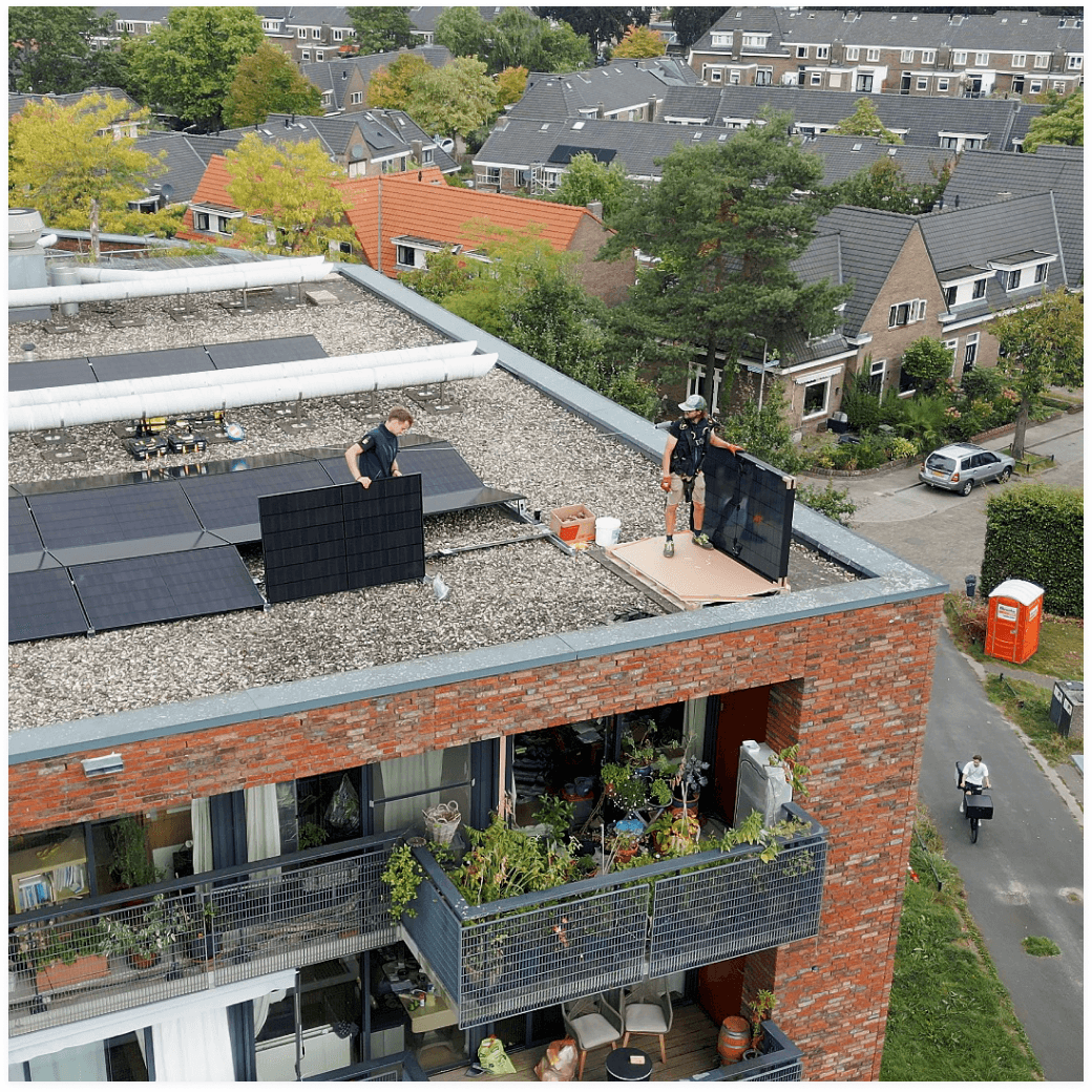 Installatie dak VVE zakelijk zonnepanelen