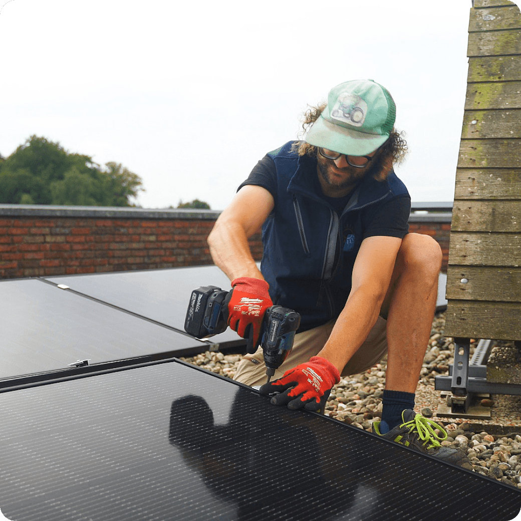 Monteur schroeft zonnepaneel vast op onderconstructie